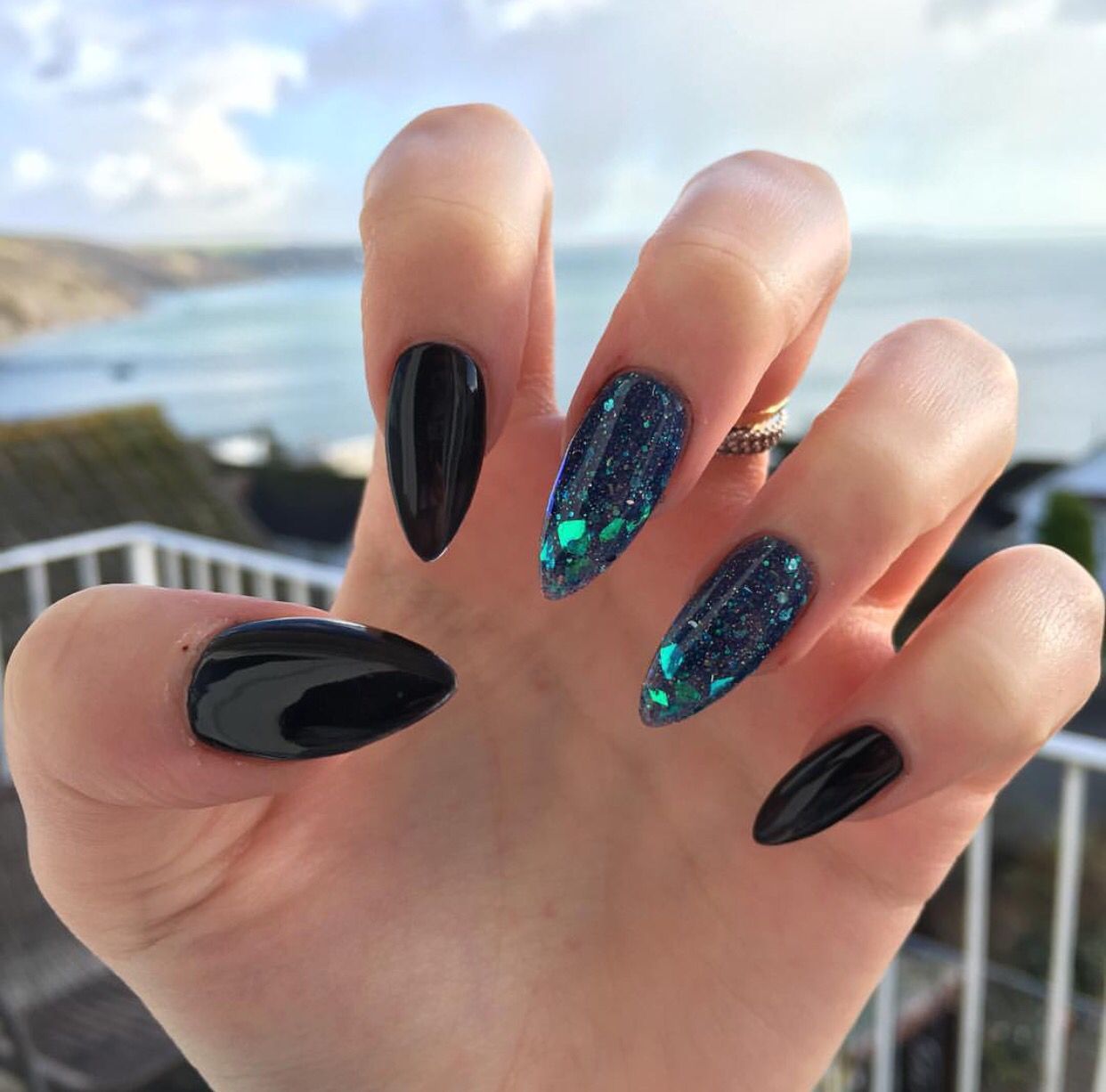 Uñas con esmalte negro como Kendall Jenner en los Emmy 2019