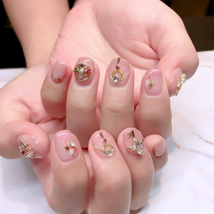 Manicura de Sailor Moon; uñas pintadas de cetro lunar de Serena Tsukino
