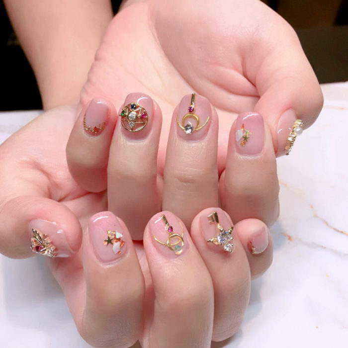 Manicura de Sailor Moon; uñas pintadas de cetro lunar de Serena Tsukino