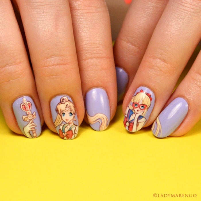 Manicura de Sailor Moon; uñas pintadas de morado con Serena Tsukino y Sailor Venus, Mina