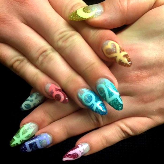 Manicura de Sailor Moon; uñas pintadas de los símbolos de las Sailor Scouts