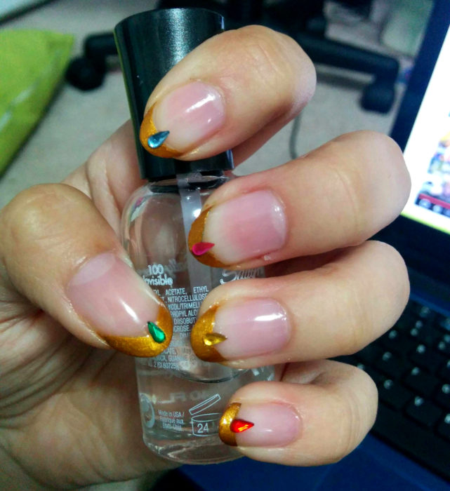 Manicura de Sailor Moon; uñas francesas pintadas de las tiaras de las Sailor Scouts