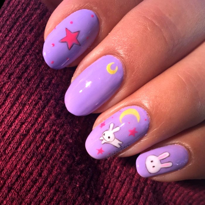 Manicura de Sailor Moon; uñas pintadas de morado con conejos tiernos de colcha de Serena Tsukino
