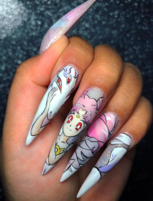Manicura de Sailor Moon; uñas largas stiletto pintadas de Sailor Chibimoon