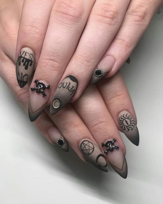 Uñas con manicura estilo bruja para Halloween; tabla ouija; stiletto