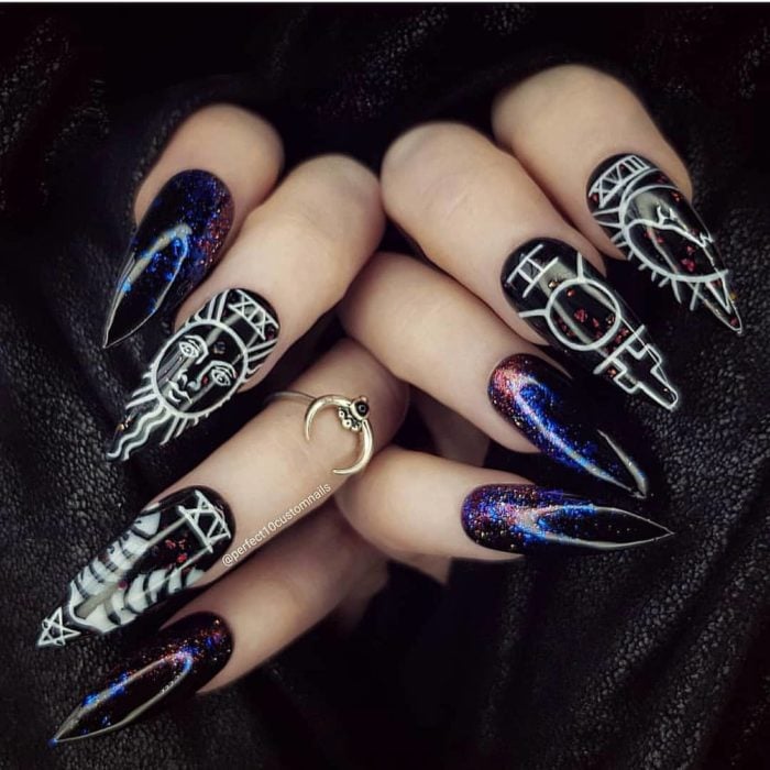 Uñas con manicura estilo bruja para Halloween; negras con detalles wiccas y azules con morado de galaxia; stiletto