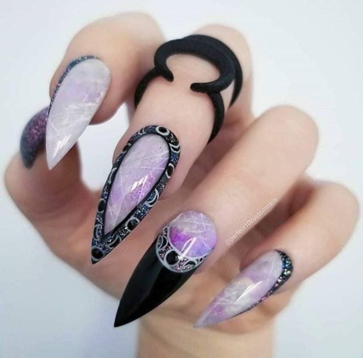 Uñas con manicura estilo bruja para Halloween; begras con morado; anillo de luna; stiletto