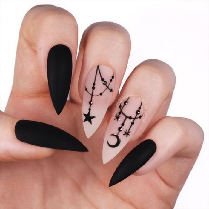 Uñas con manicura estilo bruja para Halloween; negras con luna y estrella; stiletto