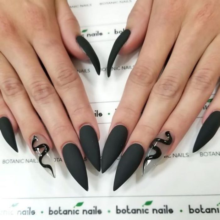 Uñas con manicura estilo bruja para Halloween; negras en forma de almendra con serpiente; stiletto