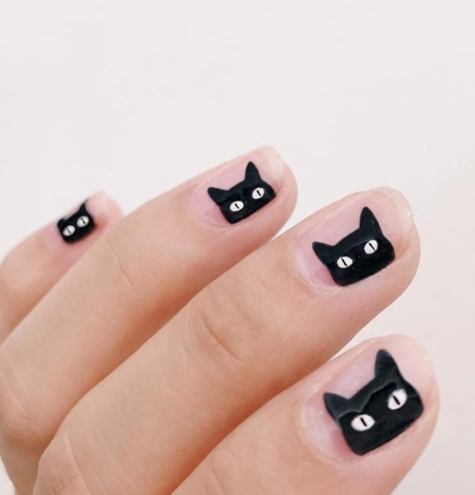 Uñas con manicura estilo bruja para Halloween; transparentes gatos negros