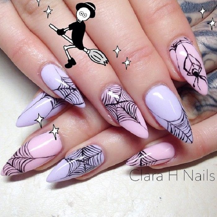 Uñas con manicura estilo bruja para Halloween; rosas y moradas con telarañas; stiletto