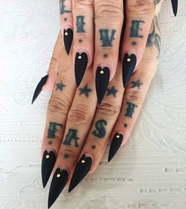 Uñas con manicura estilo bruja para Halloween; negras con forma de puntero de ouija; stiletto