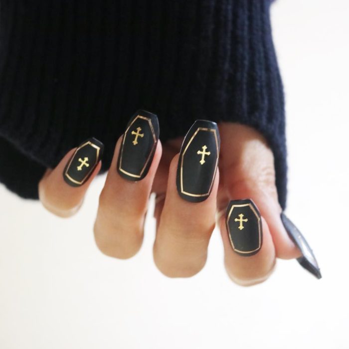 Uñas con manicura estilo bruja para Halloween; en forma de ataúd