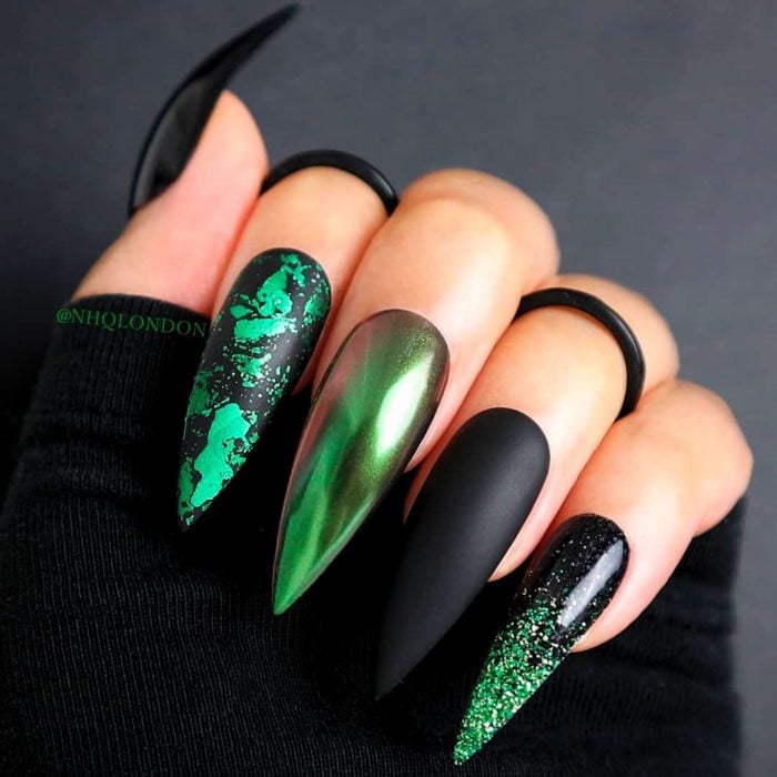 Uñas con manicura estilo bruja para Halloween; negras y verde escarabajo; stiletto