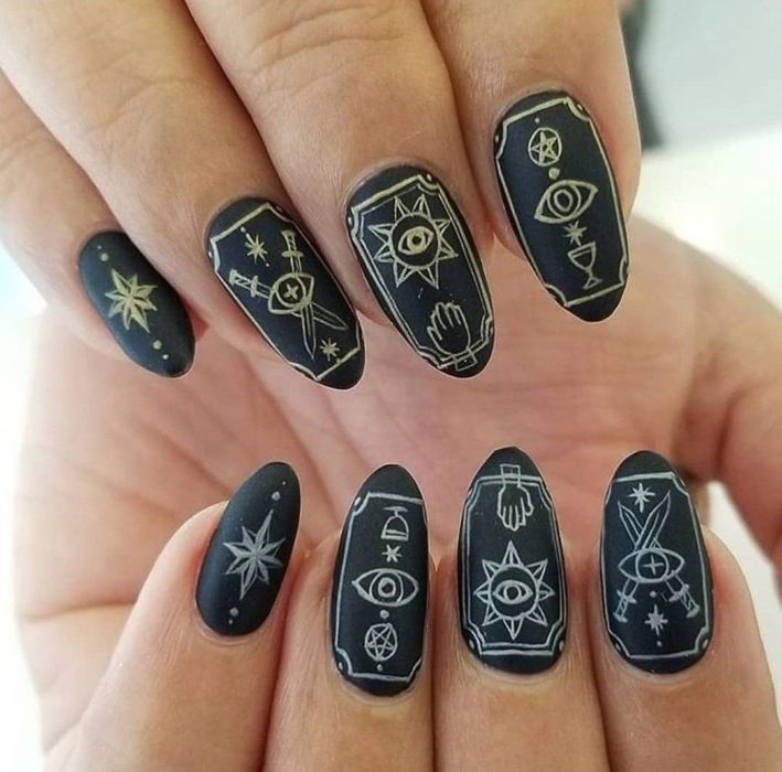 Uñas con manicura estilo bruja para Halloween; cartas del tarot