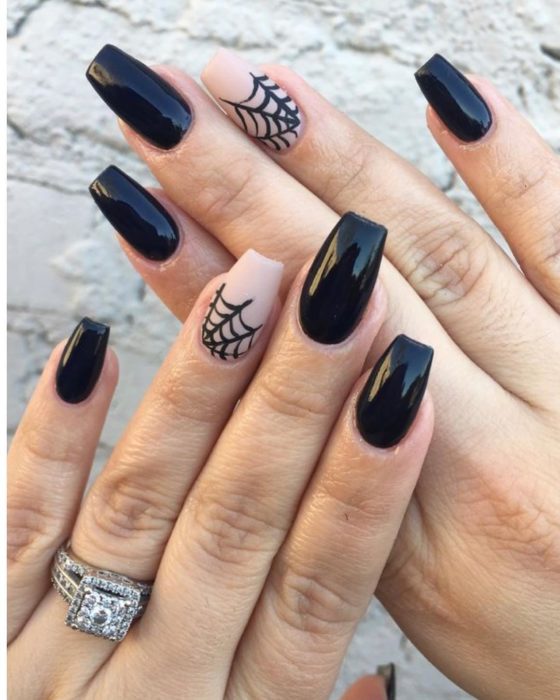 Uñas con manicura estilo bruja para Halloween; negras con telarañas