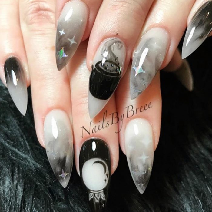 Uñas con manicura estilo bruja para Halloween; blancas con caldero y bola de cristal; stiletto