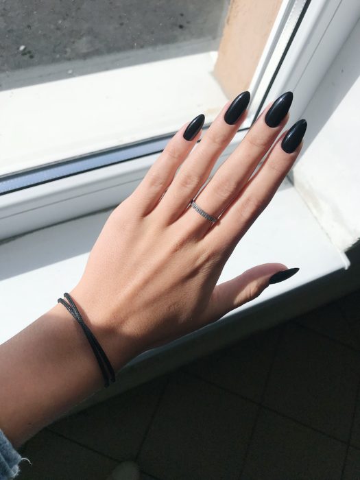 Uñas color negro sólido en forma de almendra