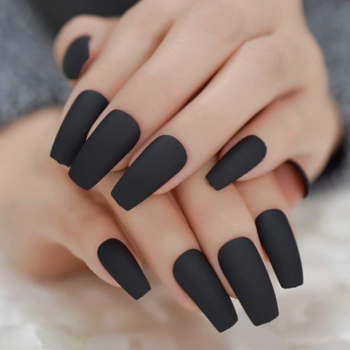 Uñas largas color negro mate en forma cuadrada