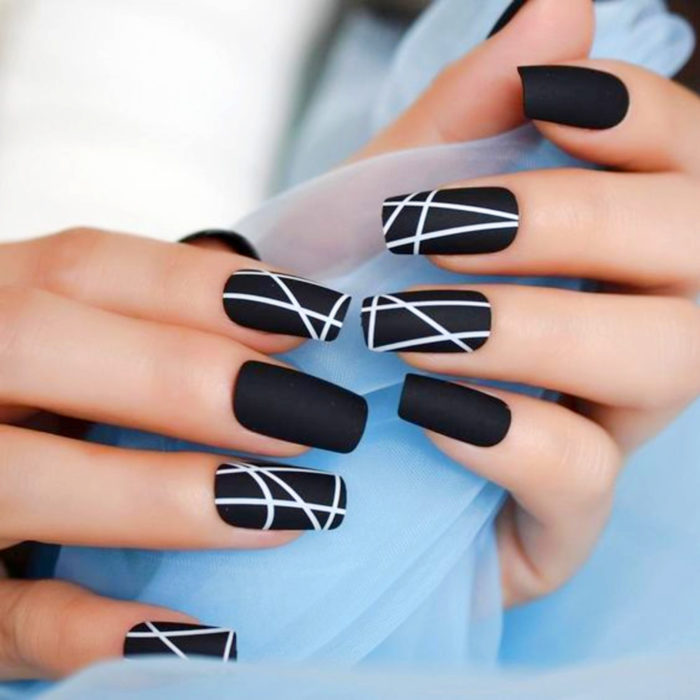 Uñas largas en forma cuadrada color negro mate con diseños de líneas blancas