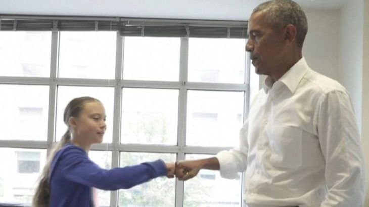 Greta Thunberg le da la mano a Obama durante su reunión