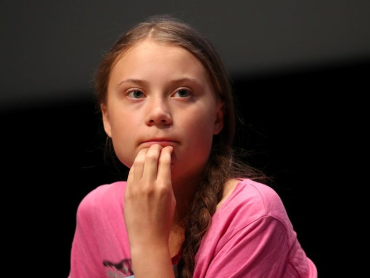 Greta Thunberg recargada sobre su brazo pensativa