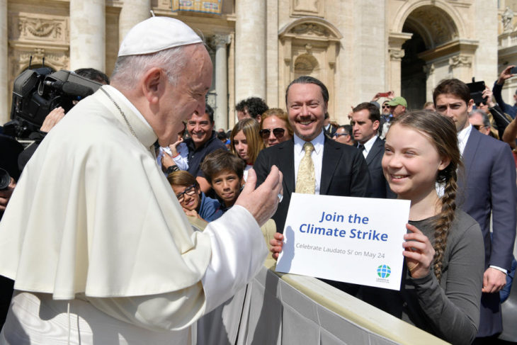 Greta Thunberg durante su visita al Vaticano hablando con el papa Francisco