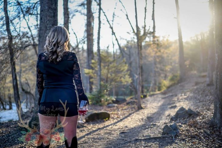 Marie Lollis de espaldas viendo hacia un sendero en un bosque