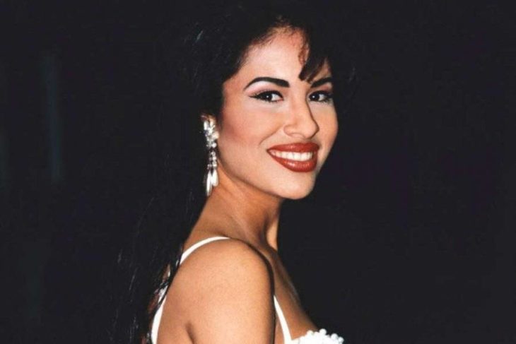 Cantante Selena sonriendo para una fotografía 