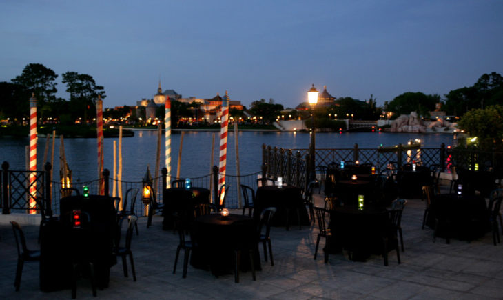 Italia Isola en Disney World Florida, una vista de noche hacia el lago