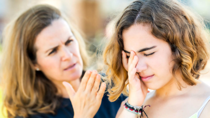 Adolescente con cambios de humor acompañada de su mamá