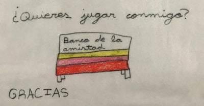 Propone crear un ‘banco de la amistad’ en su escuela para combatir acoso