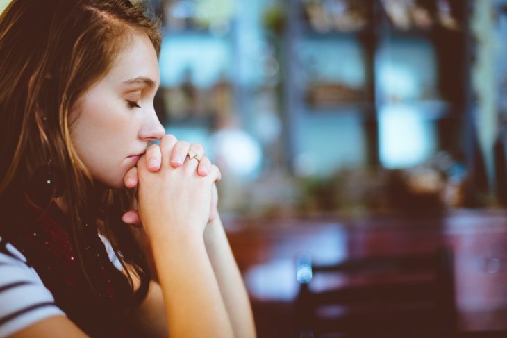 Mujer joven meditando