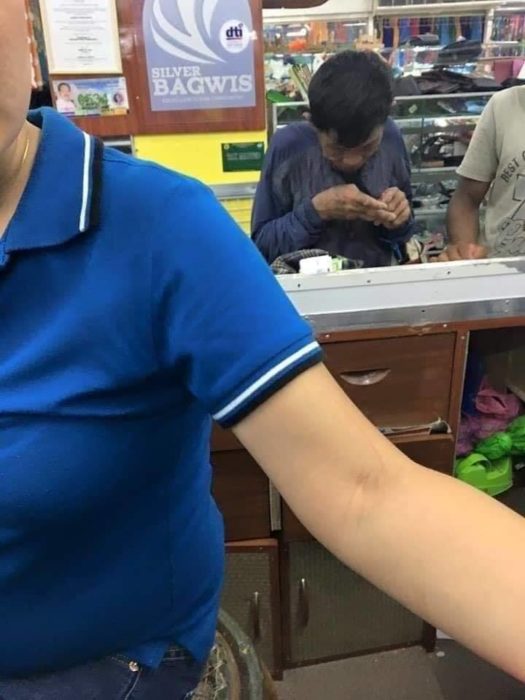 Papá e hijo en tienda de zapatos