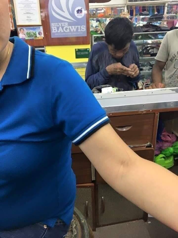 Papá e hijo en tienda de zapatos