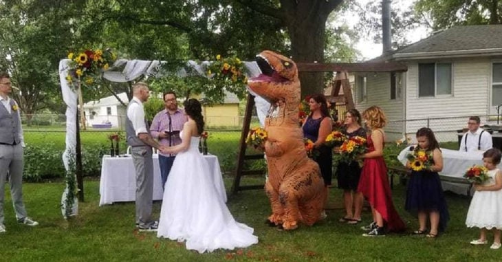 Dama de honor se disfraza de dinosaurio en la boda de su hermana