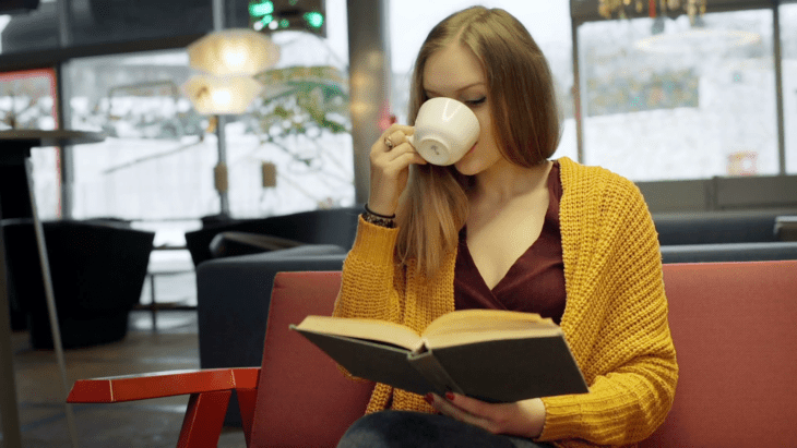 Adolescente leyendo un libro