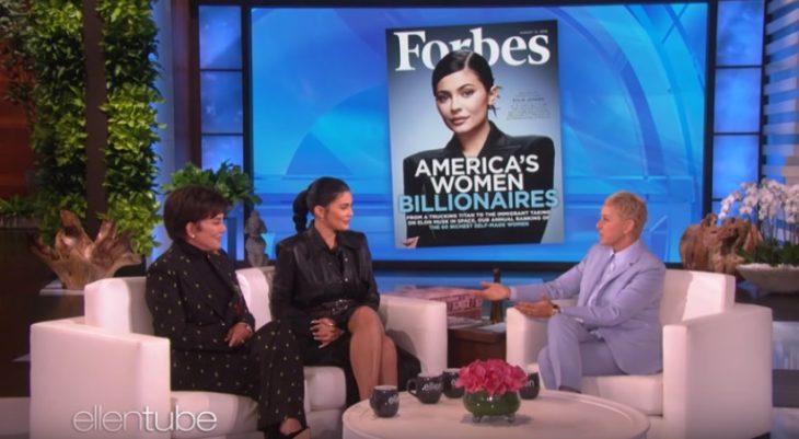 Kylie Jenner y su mamá en el show de Ellen DeGeneres con la revista Forbes de fondo