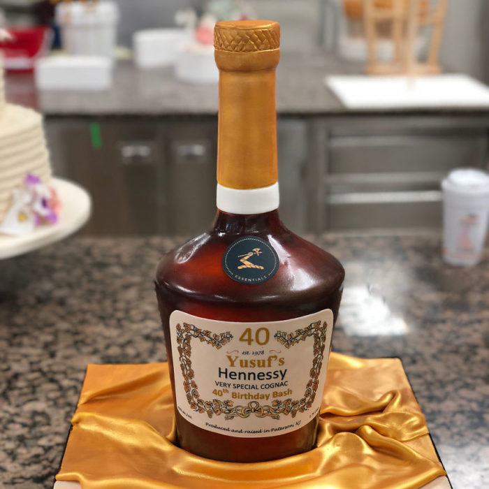 Pastel hiperrealista en forma de botella de licor 