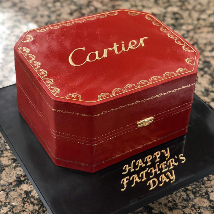 Pastel hiperrealista en forma de caja de cartier 