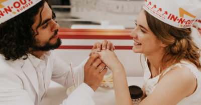 Tienen su sesión de compromiso en restaurante de hamburguesas y el resultado es delicioso