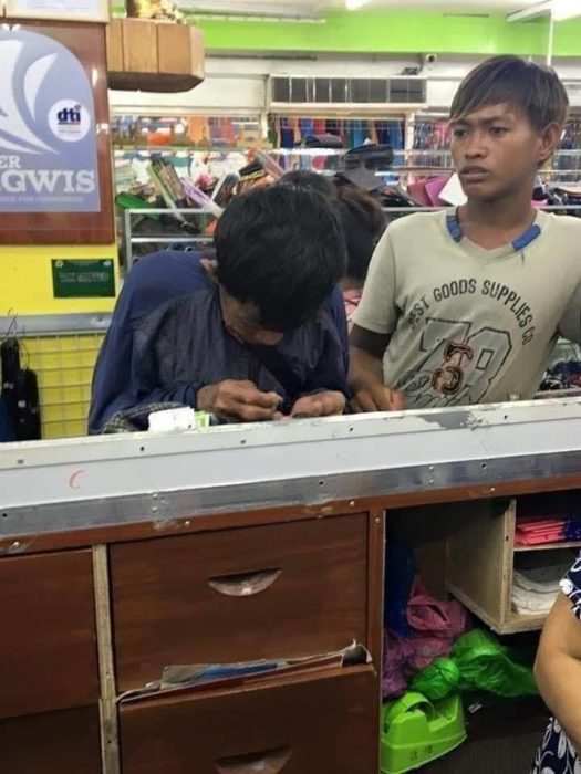 Papá e hijo llegaron a la tienda de zapatos