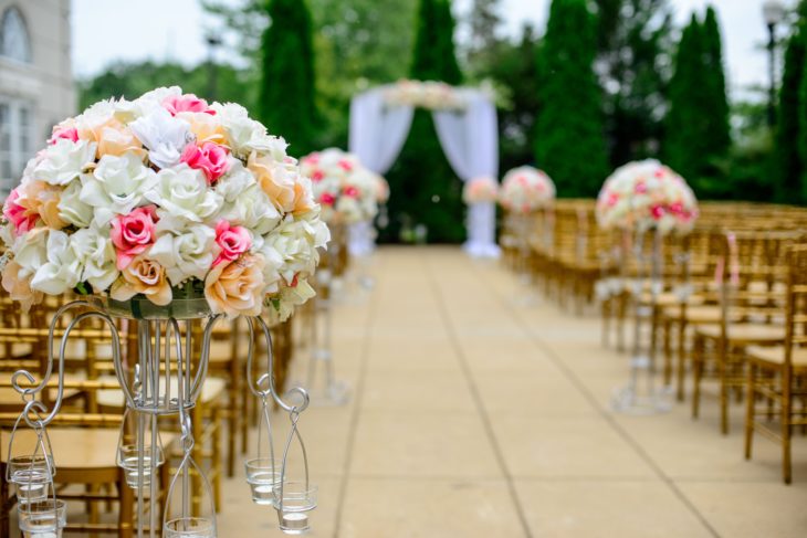 Pasillo hacia el altar decorado con rosas