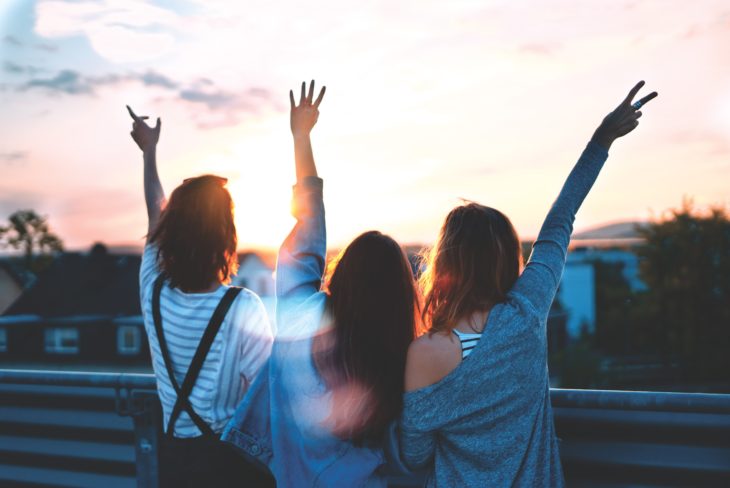 Tres amigas felices al aire libre