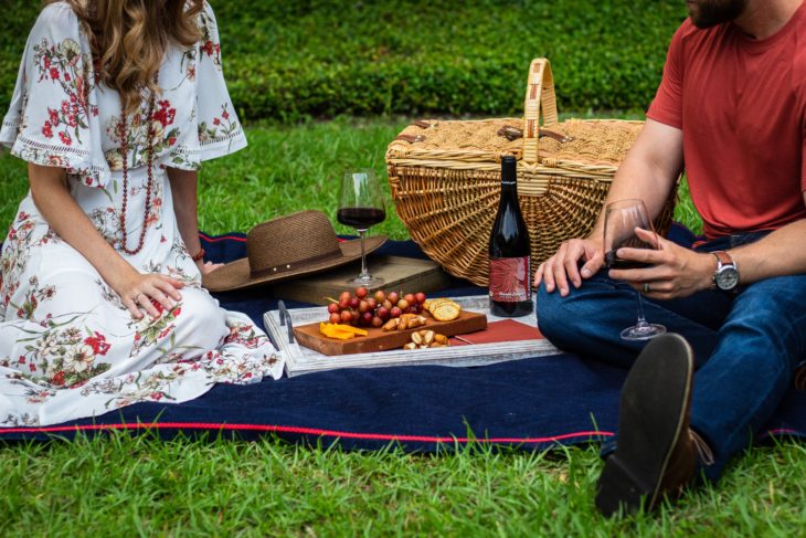 Mujer y hombre en un picnic en el campo