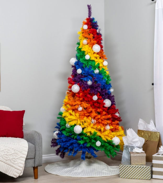 Árbol de navidad de colores de arcoíris con esferas blancas