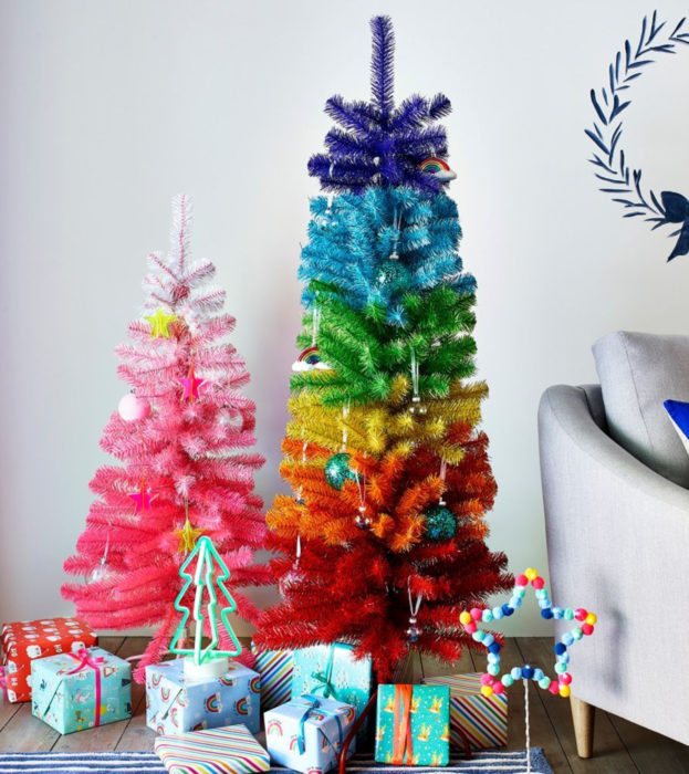 Árbol de navidad de colores de arcoíris y rosa, con regalos