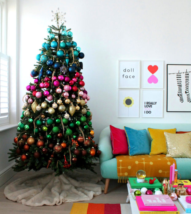 Árbol de navidad de colores de arcoíris con esferas