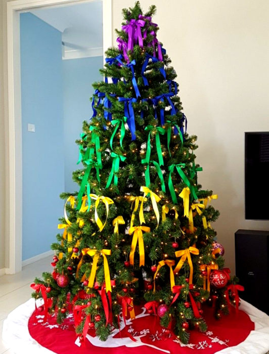 Árbol de navidad de colores de arcoíris con moños