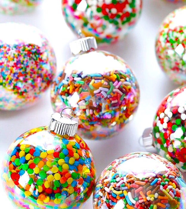 Esferas de navidad transparentes con dulces confitados de colores